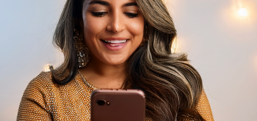 Joven estudiando en una tablet